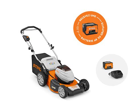 Gamme complète de tondeuses à batterie Stihl alignées dans un jardin