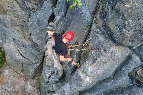 Grimpeur escaladant une paroi rocheuse