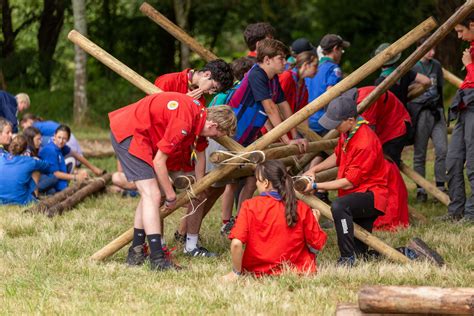 Scouts construisant des installations avec du bois