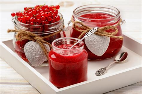 confiture de groseille et feuille de noisetier