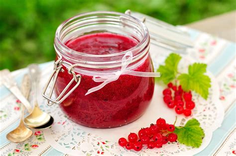 confiture de groseille sur des crêpes