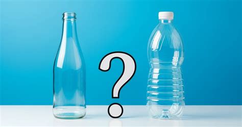 Photographie comparative entre une ampoule en verre et un système de bouteille en plastique inversée