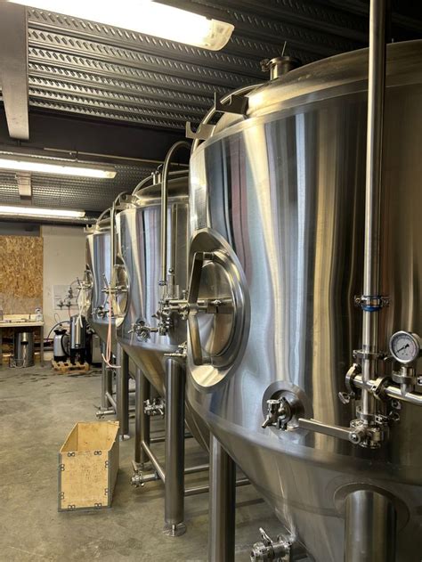 Image d'une brasserie artisanale avec plusieurs fermenteurs