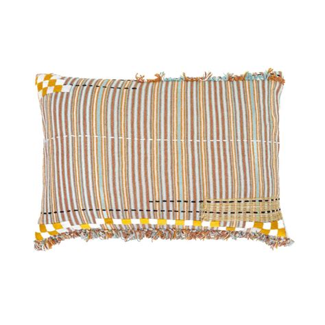 Fabrication artisanale de housses de coussin à Dakar