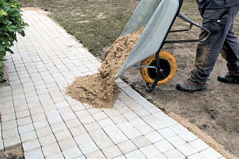 Illustration montrant l'utilisation d'un désherbeur thermique dans une allée pavée