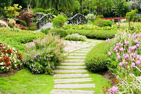 Paysage verdoyant d'un jardin bien entretenu à Villerest