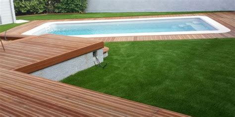 Une chaise en bois recouverte d'une pelouse synthétique réaliste dans un jardin