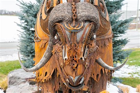 Sculpture monumentale faite de matériaux recyclés dans un parc public