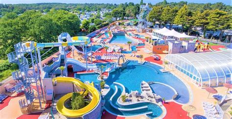 Photo d'un espace aquatique moderne avec piscine chauffée et toboggans en camping