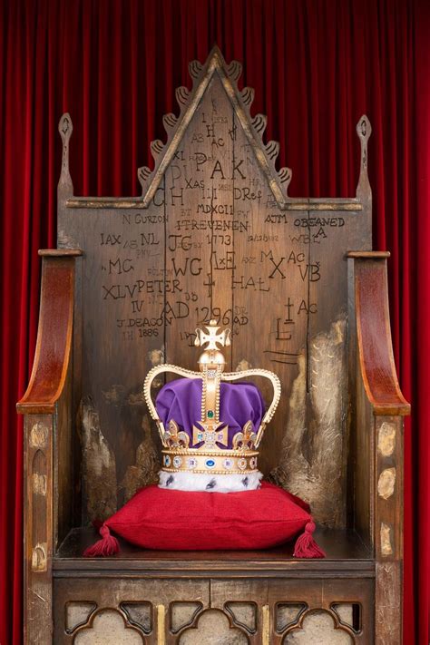 Une couronne royale posée sur un trône vide, symbolisant la transition de pouvoir et le renouveau