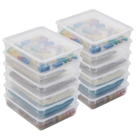 Boîtes en plastique colorées empilées