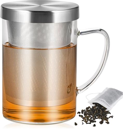 Infusion versée dans une tasse en verre montrant la couleur vive de l'hibiscus