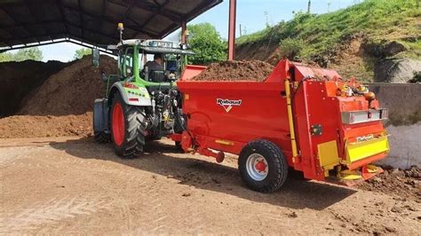 Épandeur de compost dans un vignoble