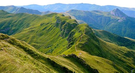 Vue panoramique sur les monts du Cantal et le village de Murat
