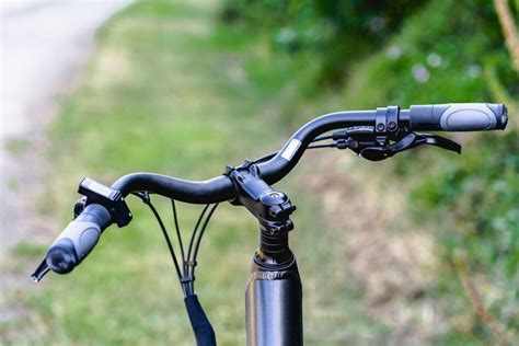 Schéma montrant les différents niveaux de réglage du guidon d'une débroussailleuse à roues