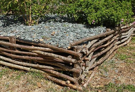 Paillis de schiste dans un jardin ornemental