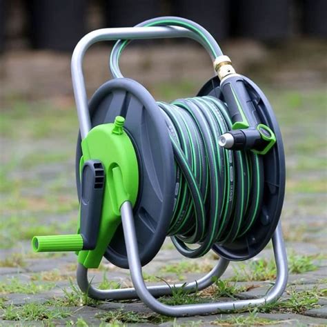 Enrouleur de tuyau fabriqué à partir d'un pneu recyclé