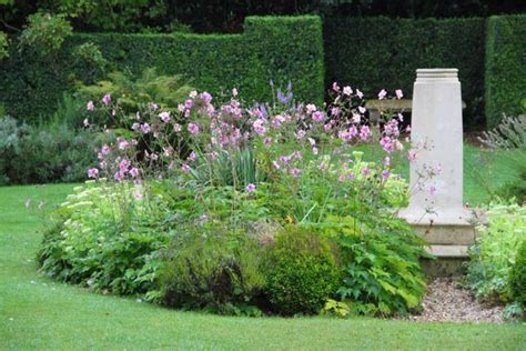 Exemple de massif associant anémones du Japon, hostas et fougères