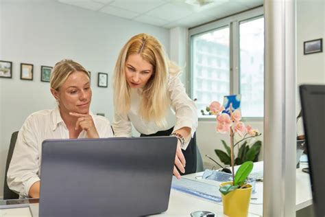 Une personne expliquant quelque chose à une autre personne dans un bureau