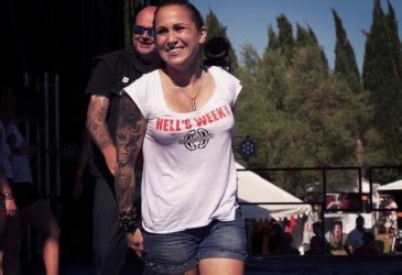 concours de t-shirt mouillé en extérieur