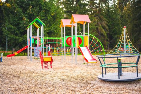Enfant explorant un parc avec des jeux d'équilibre et de grimpe