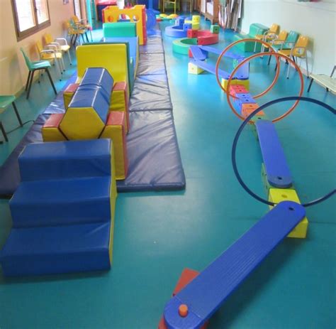 Illustration d'un parcours de motricité en maternelle avec des modules en mousse