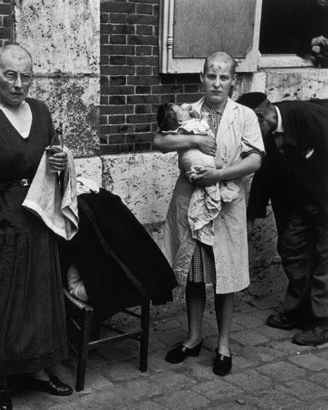 Femme tondue avec son bébé à Chartres, 16 août 1944. Photo de Robert Capa.