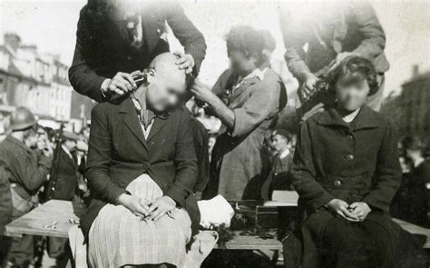 Femmes tondues sur une remorque de camion en Basse-Normandie, 1945.