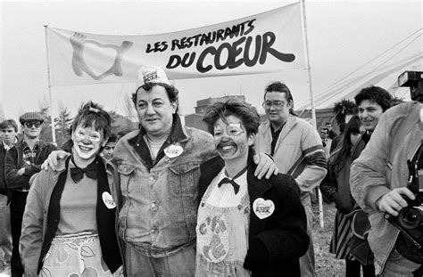 Coluche et Michel Sardou lors de la réception des premiers chèques pour les Restos du Cœur