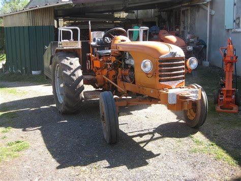 Tracteur Renault agricole historique