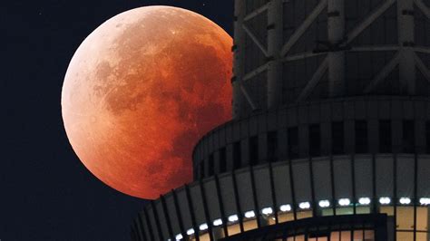 Photographie artistique d'un lever de lune derrière un monument historique