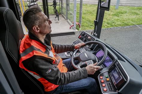 Schéma du poste de conduite du Z540R avec commandes codées par couleur