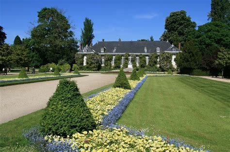 Vue panoramique du Jardin des Plantes de Rouen avec sa serre centrale historique