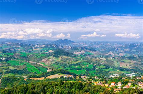 Vue panoramique sur les collines verdoyantes de Saint-Léger-des-Bois