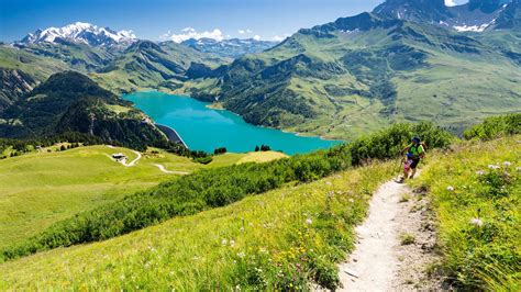 Paysage de montagne suisse avec chemin de randonnée