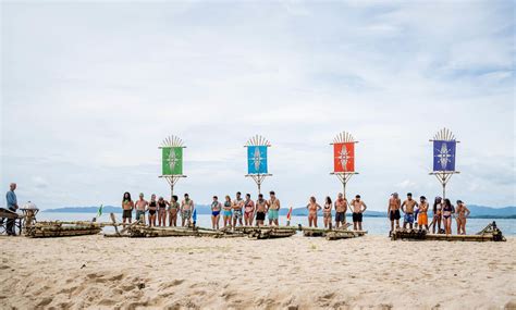 Équipe de production préparant le terrain de Koh-Lanta