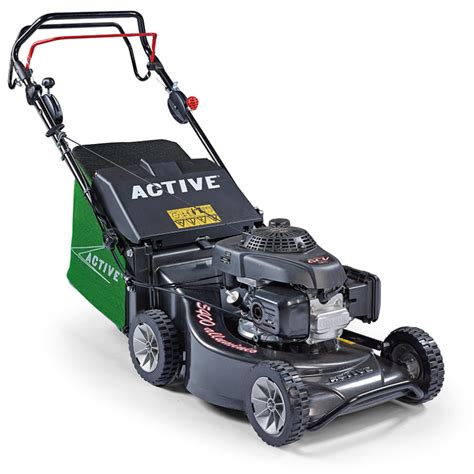 Tondeuse thermique professionnelle avec carter acier en action sur une grande pelouse