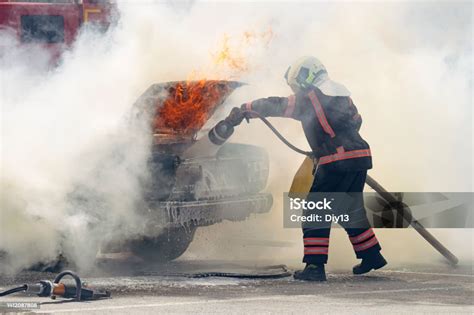 Pompier éteignant un feu sur un site de recyclage