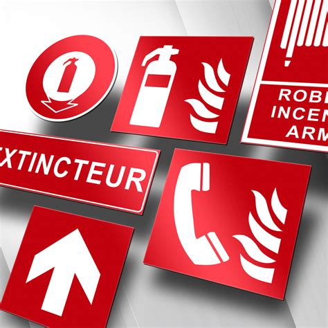 Panneau de sécurité incendie sur un site industriel