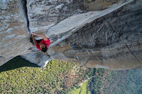 Alex Honnold escaladant une paroi rocheuse
