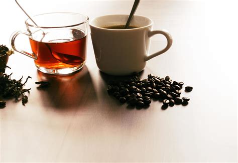 Grains de café décaféiné et feuilles de thé