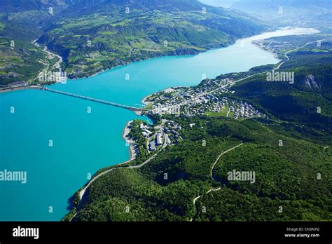 Vue aérienne de Prunières et du lac de Serre-Ponçon avec la Chapelle Saint-Michel