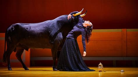 Scène avec un taureau empaillé dans le spectacle Liebestod