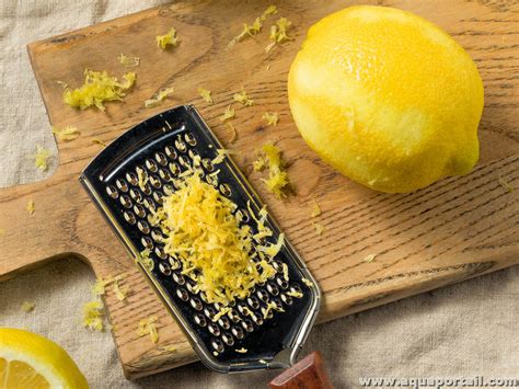 Assiette avec un dessert décoré de zeste de citron rouge