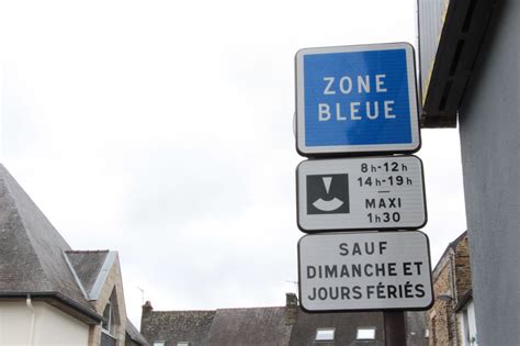 Photo illustrative de la signalétique de zone bleue en milieu urbain