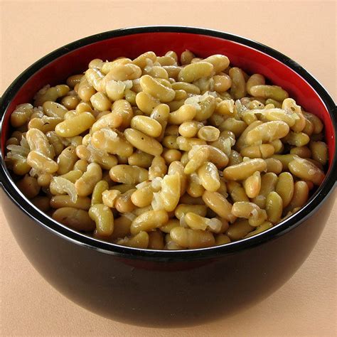Image d'une personne récoltant des flageolets à la main