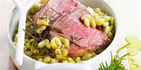 Plat de gigot d'agneau accompagné de flageolets