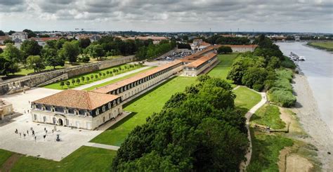 Vue aérienne de Rochefort avec ses espaces verts et la Charente en arrière-plan
