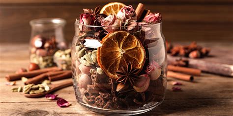 variété d'ingrédients pour pot pourri de Noël