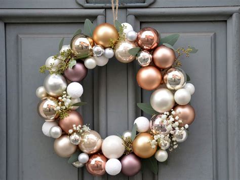 couronne de Noël faite maison avec des éléments naturels